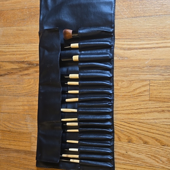 Bobbi Brown black brush roll with 15 brushes - Picture 2 of 10